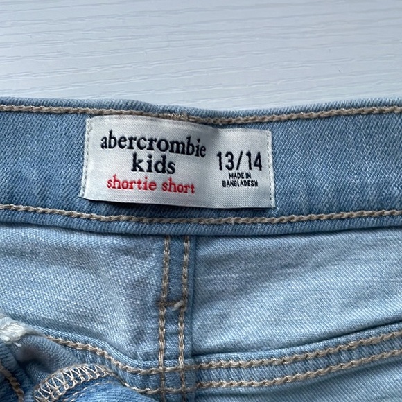 Abercrombie kids light wash distressed jean shortie short - Picture 2 of 3